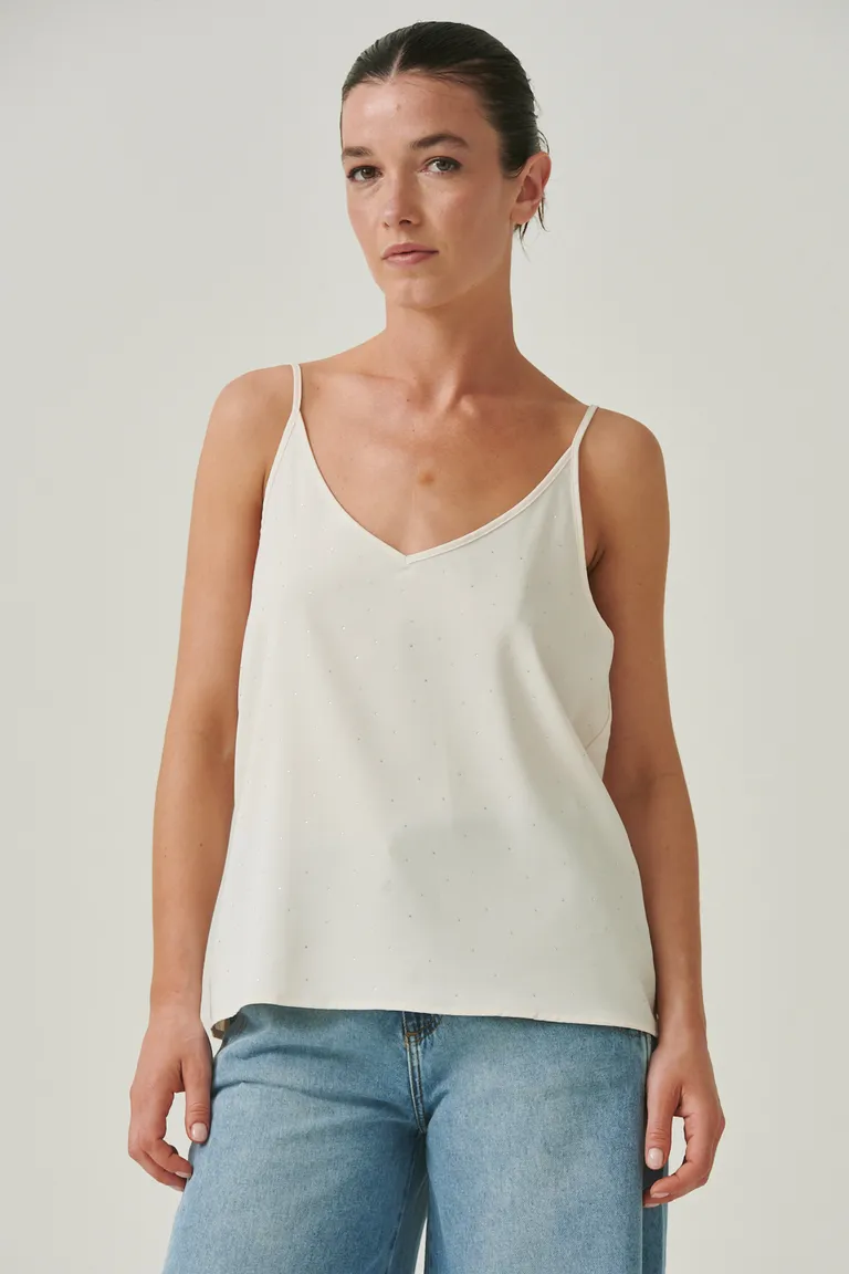 Top blanco de satén con brillos, diseño recto y escote en V de Sweet en Tops para argentina