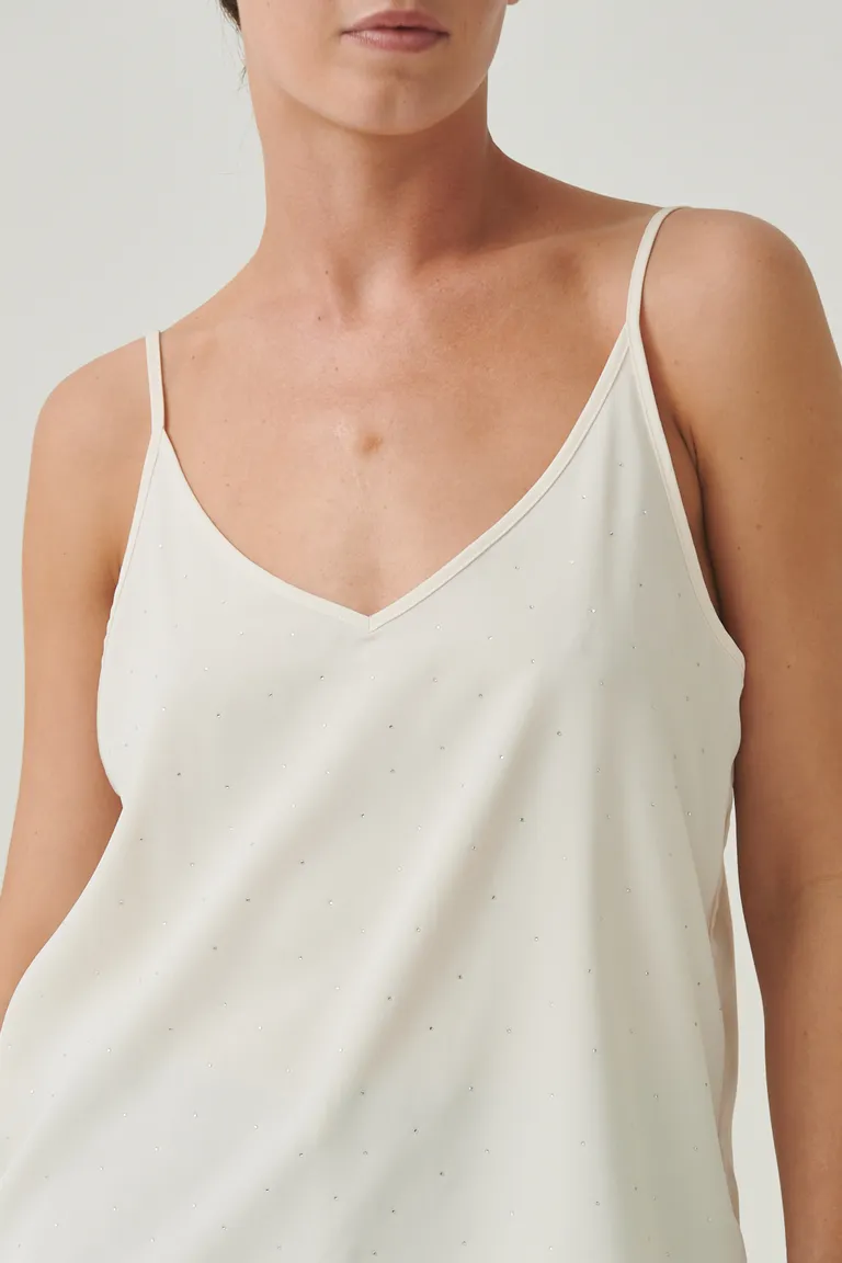 Top blanco de satén con brillos, diseño recto y escote en V de Sweet en Tops para argentina