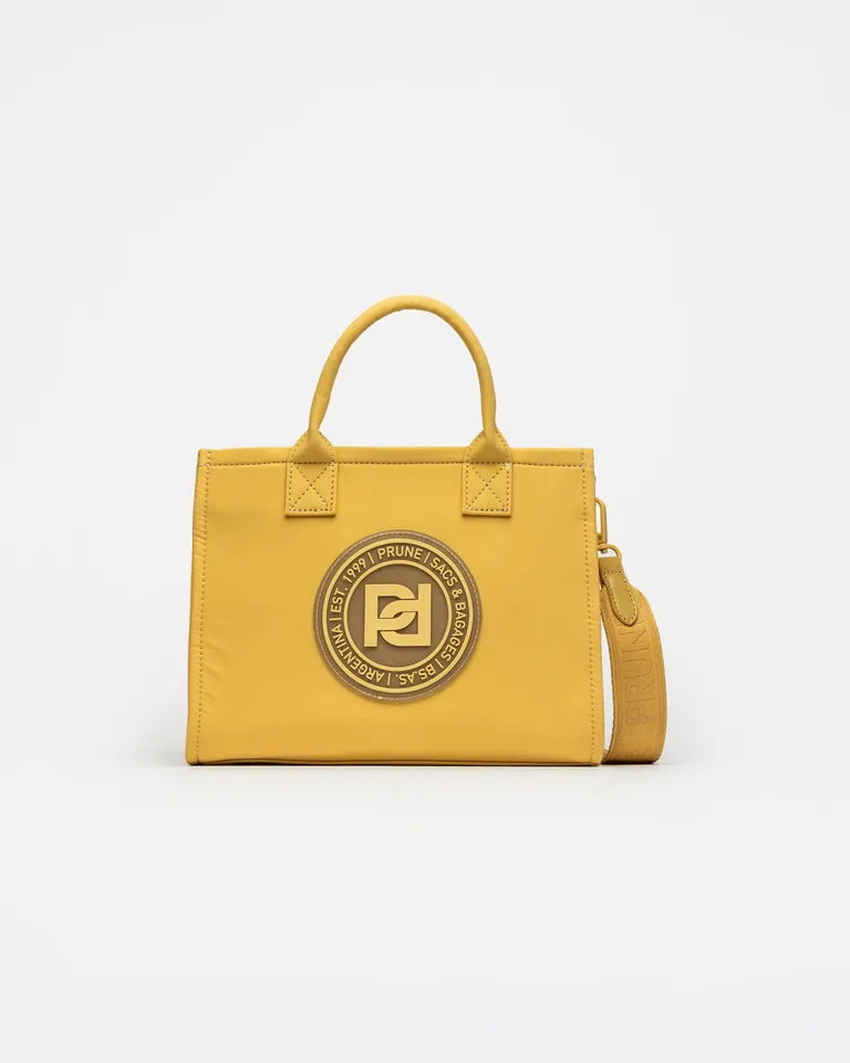 Cartera de mano de nylon en un tono amarillo vibrante y con un logo distintivo de Prüne en Bolsos y Carteras para argentina