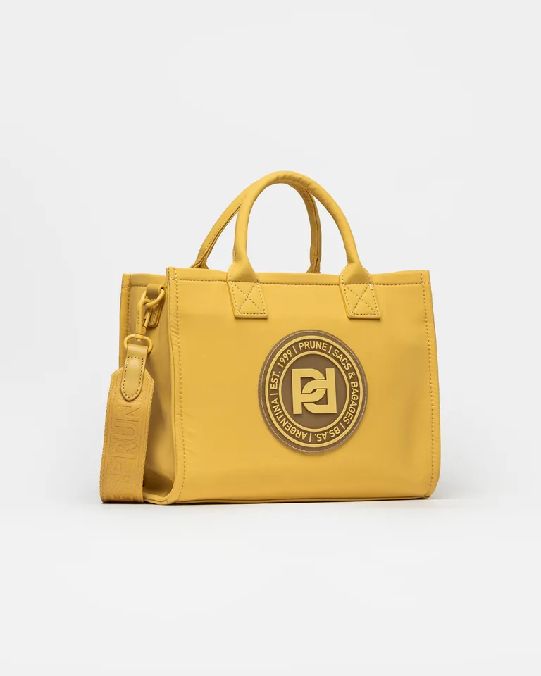 Cartera de mano de nylon en un tono amarillo vibrante y con un logo distintivo de Prüne en Bolsos y Carteras para argentina