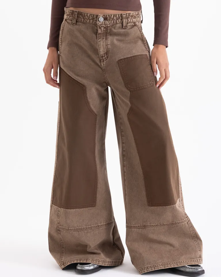 Pantalon tiro medio corte wide leg con diseño de parches y bolsillos estilo carpintero de Jazmin Chebar en Pantalones para argentina