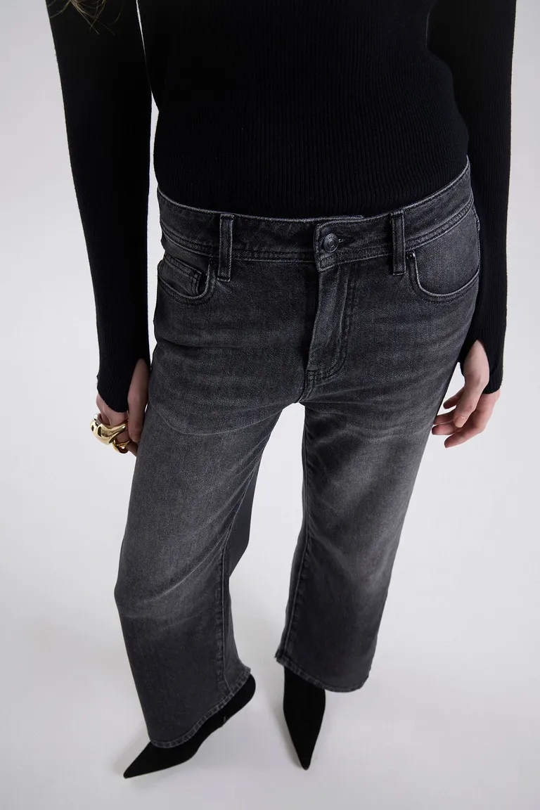 Jean de corte recto con tiro medio y largo cropped de calce relajado de Maria Cher en Pantalones para argentina