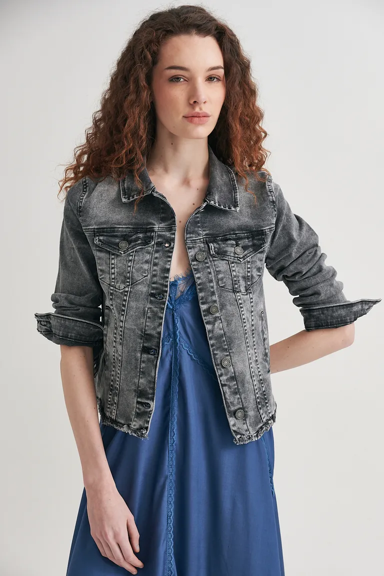 Chaqueta de jean gris, de corte entallado y elástica para mayor comodidad de Sweet en Chaquetas para argentina