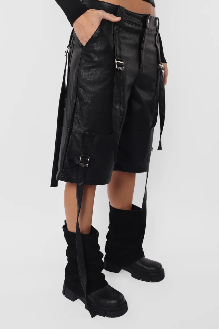 Bermudas de cuerina con toques mochileros, un must have para cualquier armario femenino de Top White en Shorts para argentina