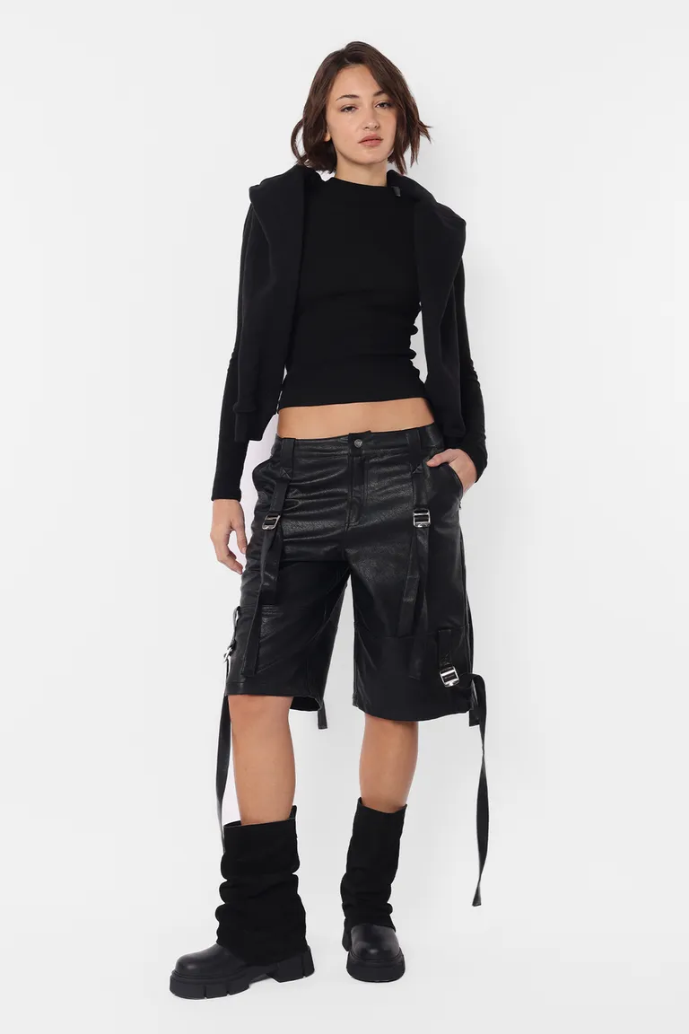 Bermudas de cuerina con toques mochileros, un must have para cualquier armario femenino de Top White en Shorts para argentina