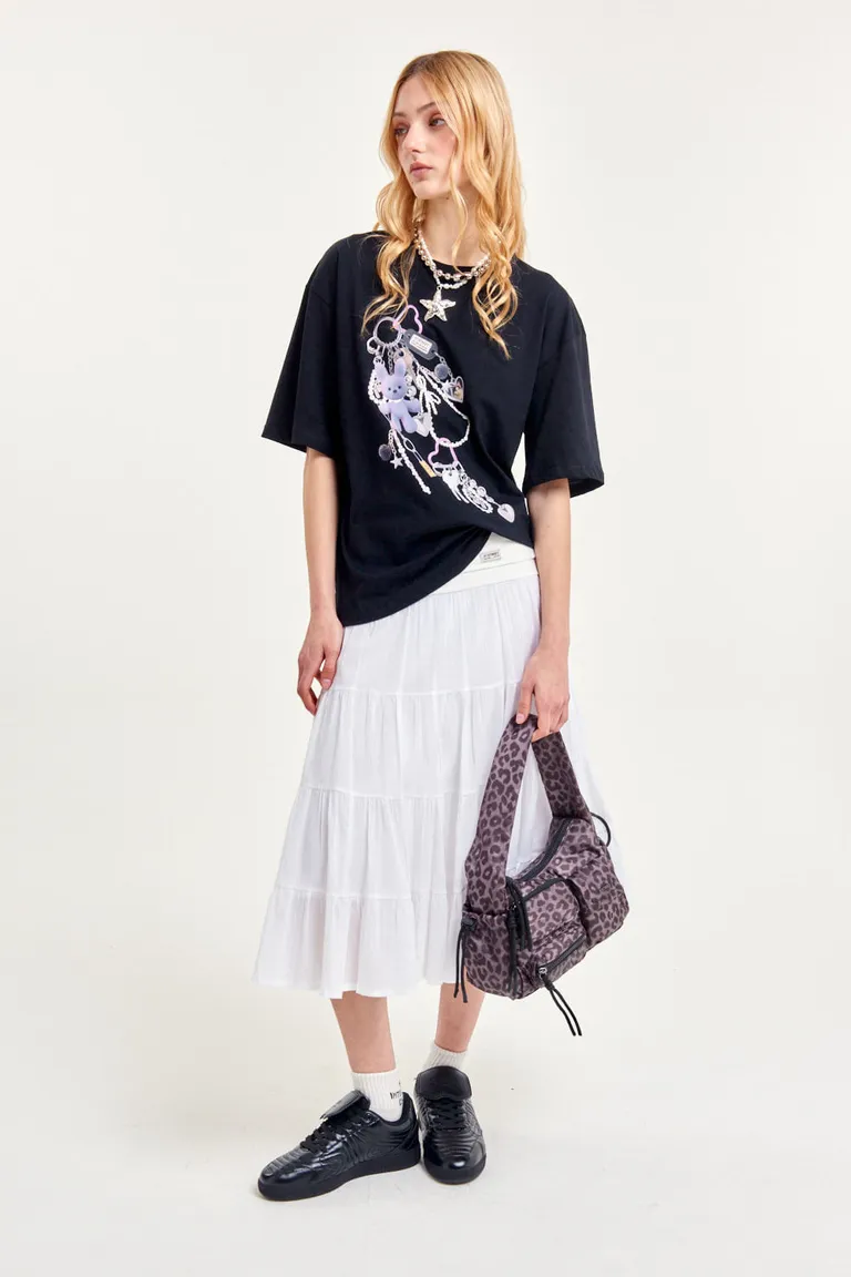 Remera negra con diseño gráfico, corte boxy y cuello aplicado de 47 Street en Remeras para argentina