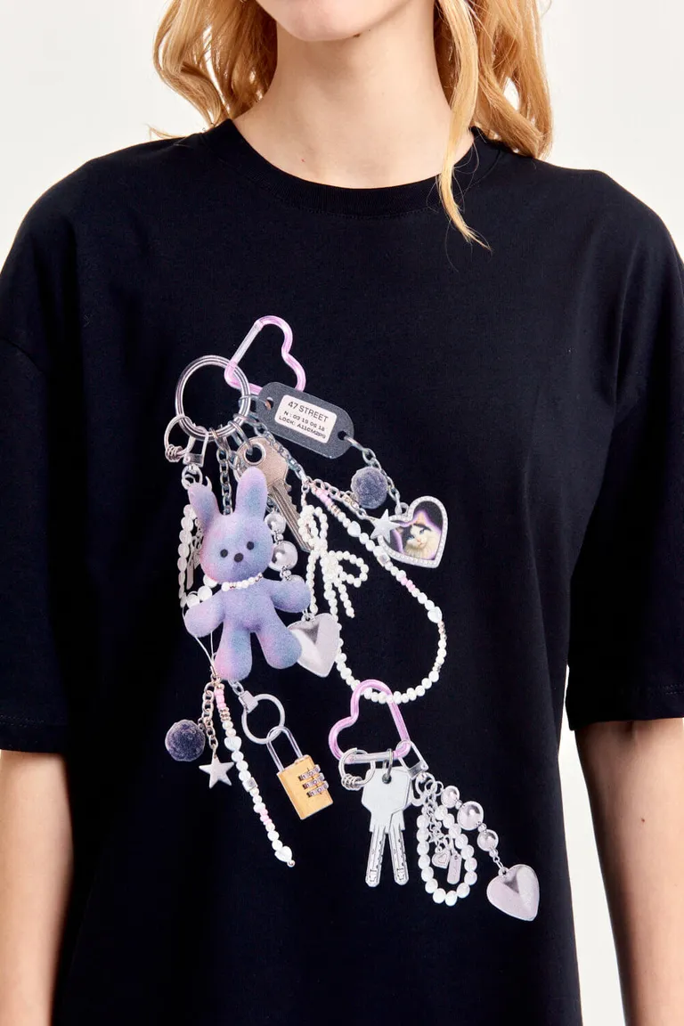 Remera negra con diseño gráfico, corte boxy y cuello aplicado de 47 Street en Remeras para argentina