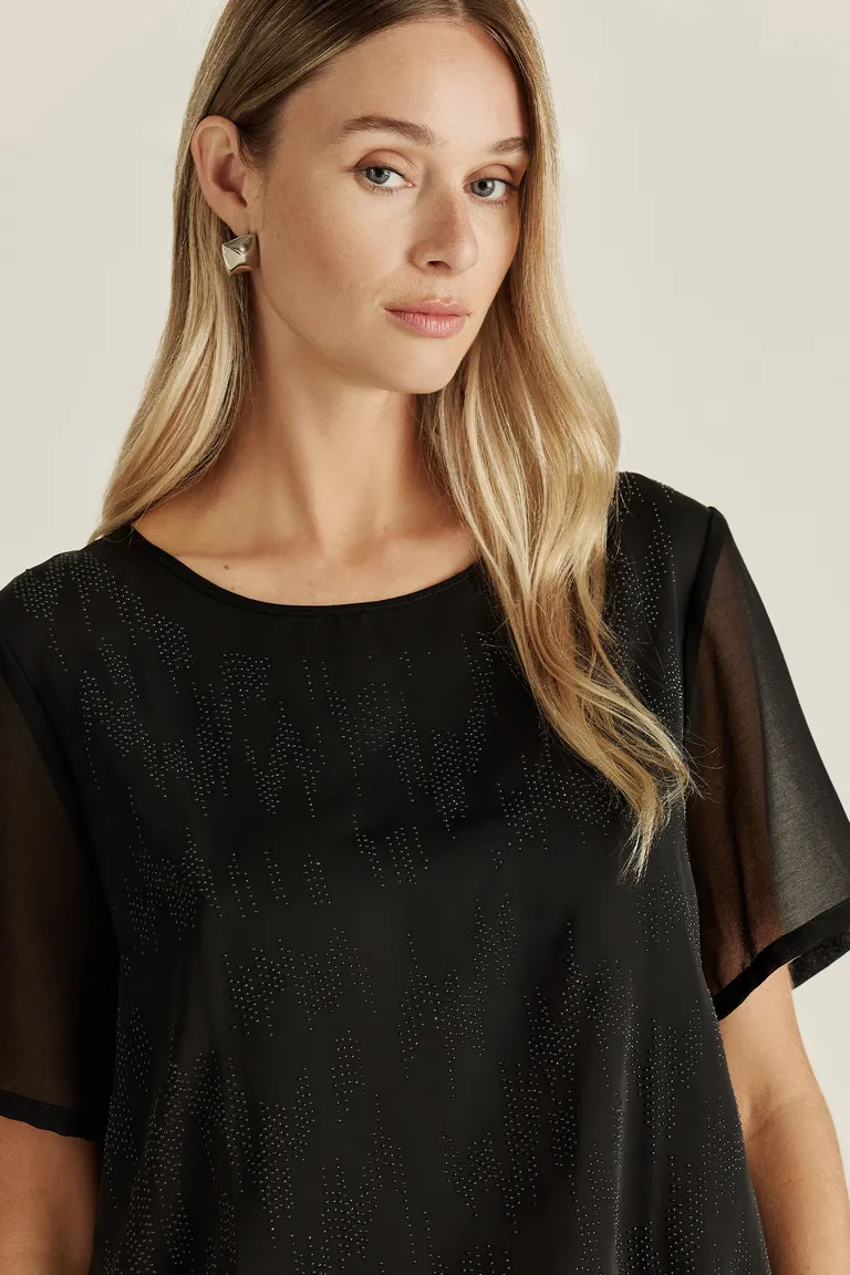 Top negro con detalles de tachas, diseño exclusivo y sofisticado para elevar tus atuendos de Tucci en Tops para argentina