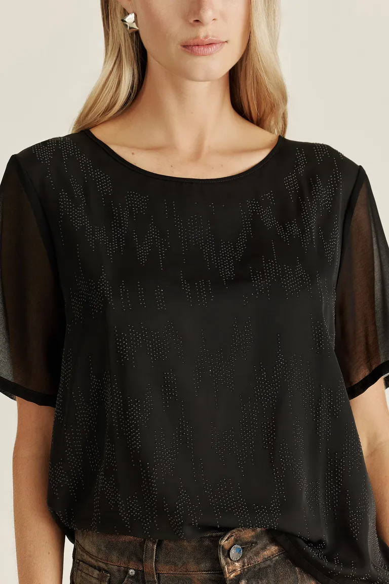 Top negro con detalles de tachas, diseño exclusivo y sofisticado para elevar tus atuendos de Tucci en Tops para argentina