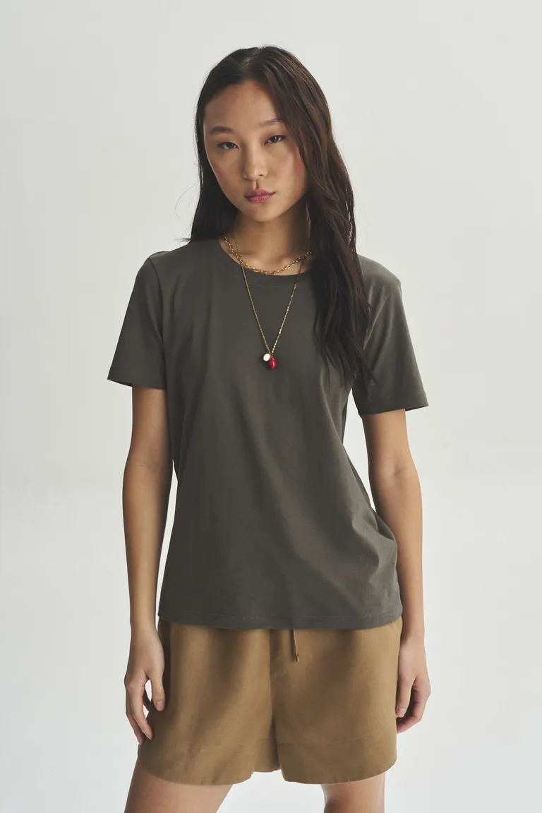 Remera de corte clásico en color negro, una prenda versátil y elegante para el día a día de Akiabara en Remeras para argentina