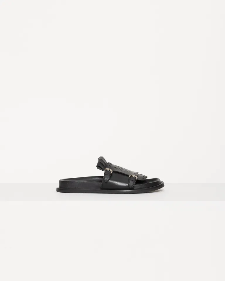 Elegante sandalia de cuero negro con diseño calado y suela elevada de Jazmin Chebar en Sandalias para argentina