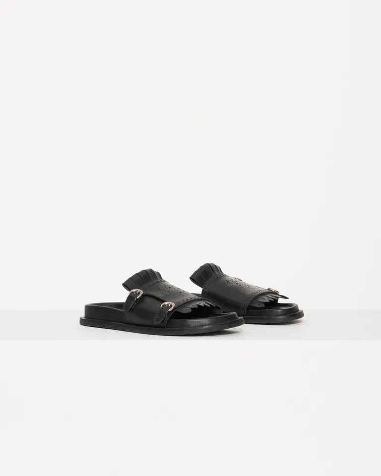 Elegante sandalia de cuero negro con diseño calado y suela elevada de Jazmin Chebar en Sandalias para argentina