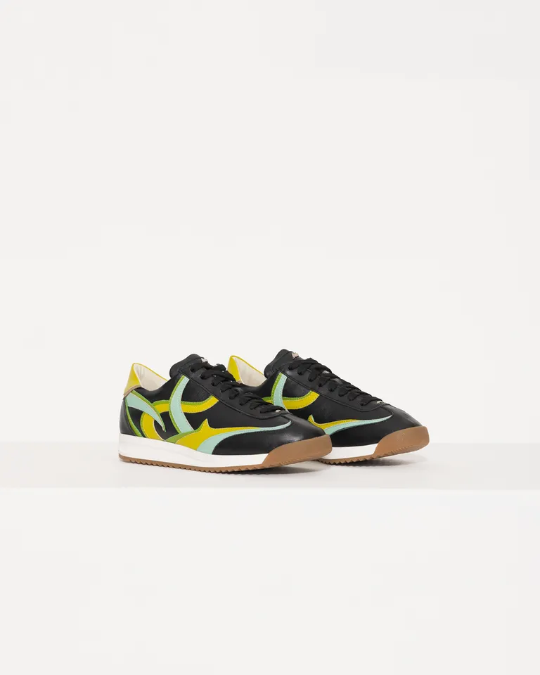 Zapatillas de estilo urbano en cuero y recortes con apliques metálicos y detalles distintivos de Jazmin Chebar en Zapatillas para argentina