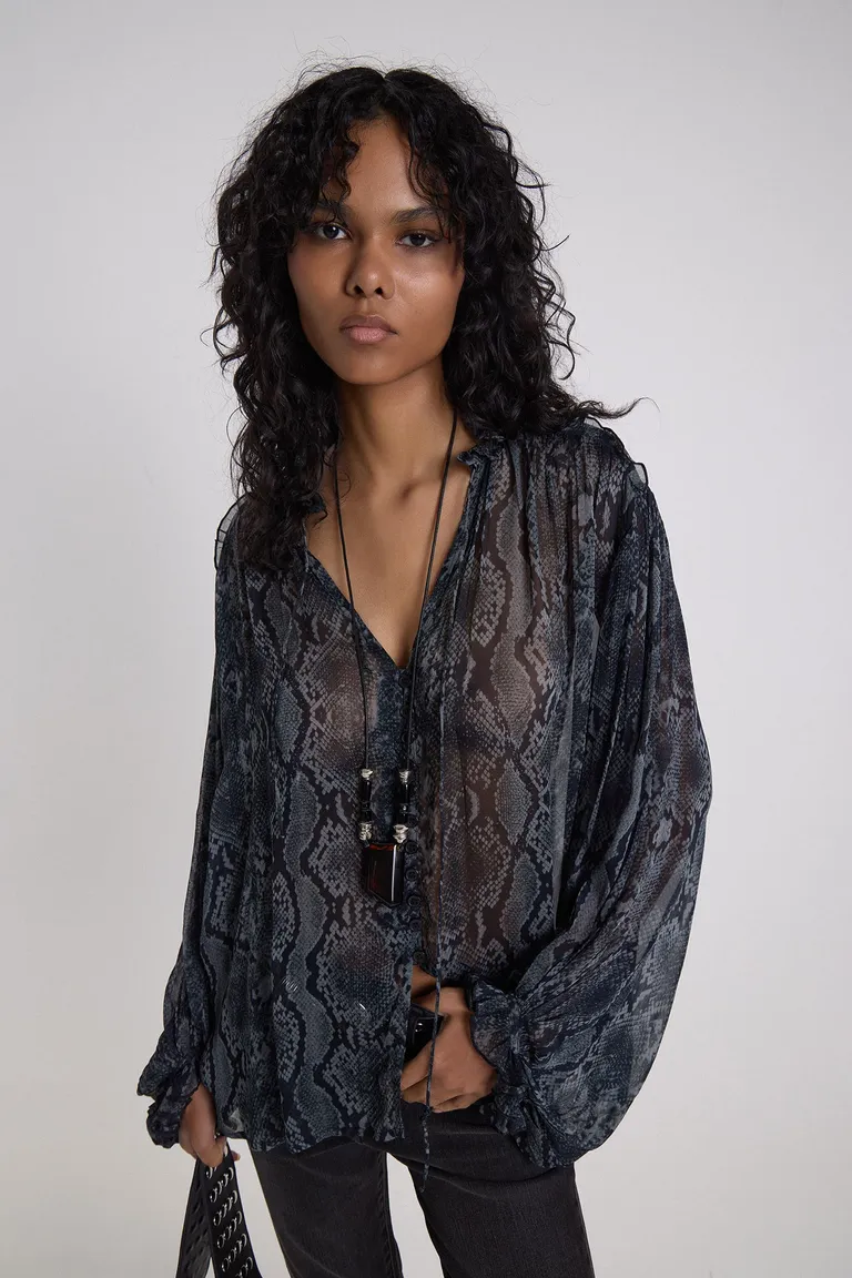 Camisa con estampa animal, escote en V, mangas largas amplias con puños fruncidos y calce holgado de Maria Cher en Camisas para argentina