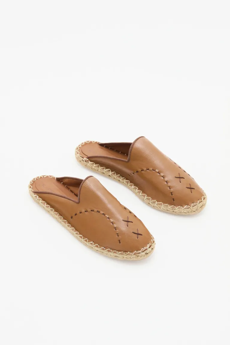 Zuecos de cuero y yute con detalles artesanales de Rapsodia en Zuecos Planos para argentina