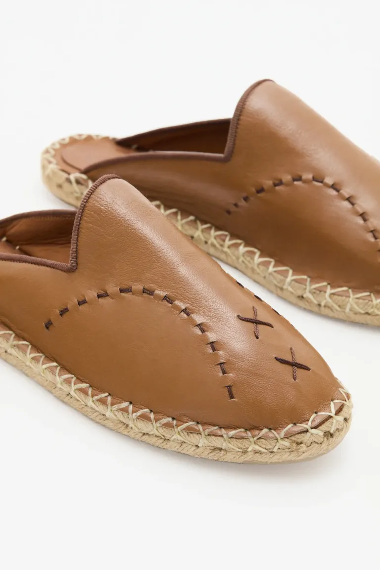 Zuecos de cuero y yute con detalles artesanales de Rapsodia en Zuecos Planos para argentina