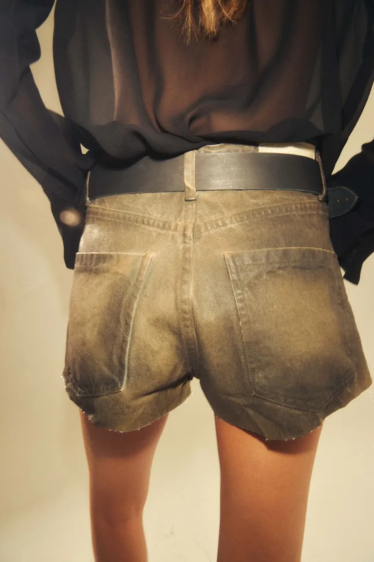 Shorts de cuero sintético con efecto desgastado y corte desflecado de Allo Martinez en Shorts para argentina
