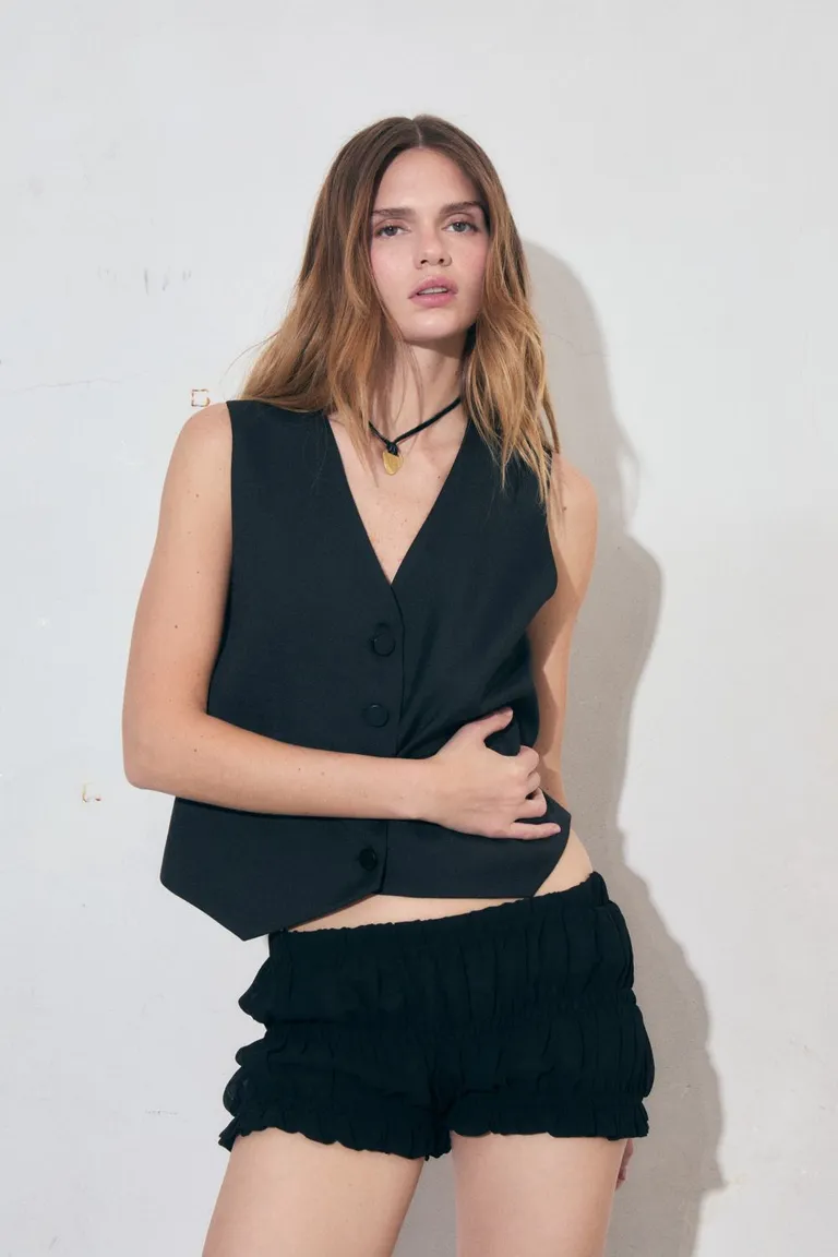 Shorts de gasa crepe negro para mujer - Prenda versátil y chic de Allo Martinez en Shorts para argentina