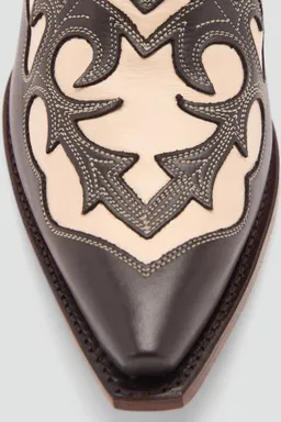 Bota piel cowboy bicolor de Mango en Botas y Botinetas para argentina
