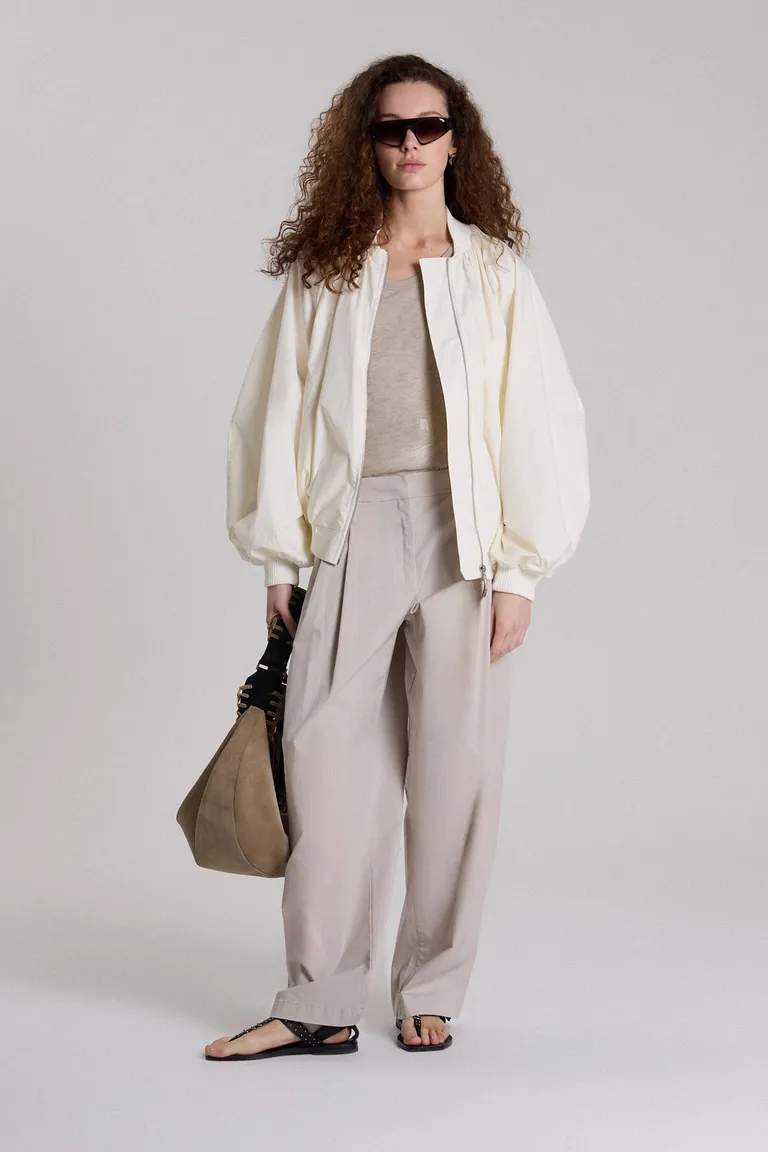 Pantalón ancho columna con detalles de pliegue en tono gris cemento - Prenda femenina de línea cómoda y sofisticada de Maria Cher en Pantalones para argentina