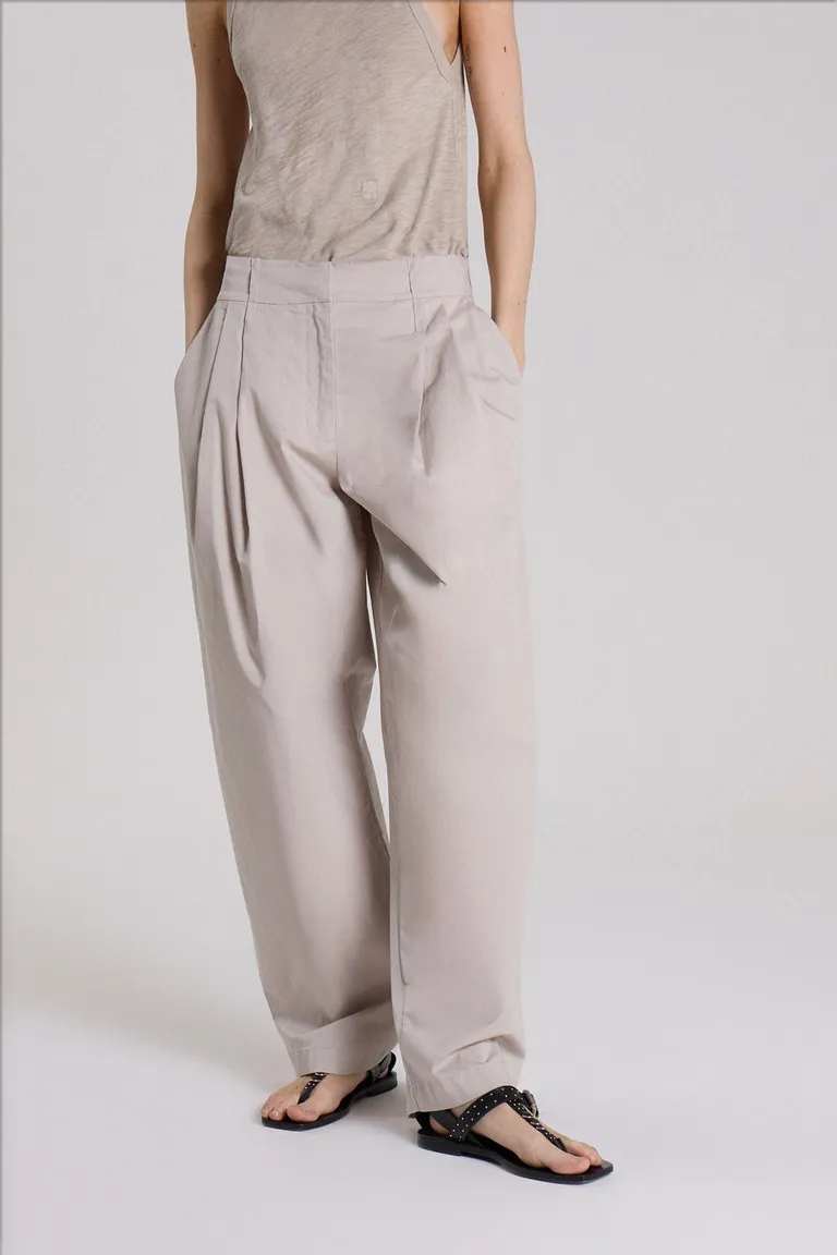 Pantalón ancho columna con detalles de pliegue en tono gris cemento - Prenda femenina de línea cómoda y sofisticada de Maria Cher en Pantalones para argentina