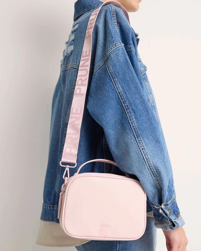 Bolso mini en acabado efecto goma mate con cierre engomado y manija regulable de Prüne en Bolsos y Carteras para argentina