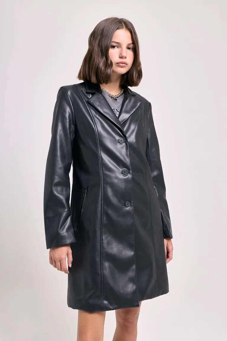 Tapado recto con cierre frontal de botones y recortes laterales en delantero y espalda de 47 Street en Tapados para argentina