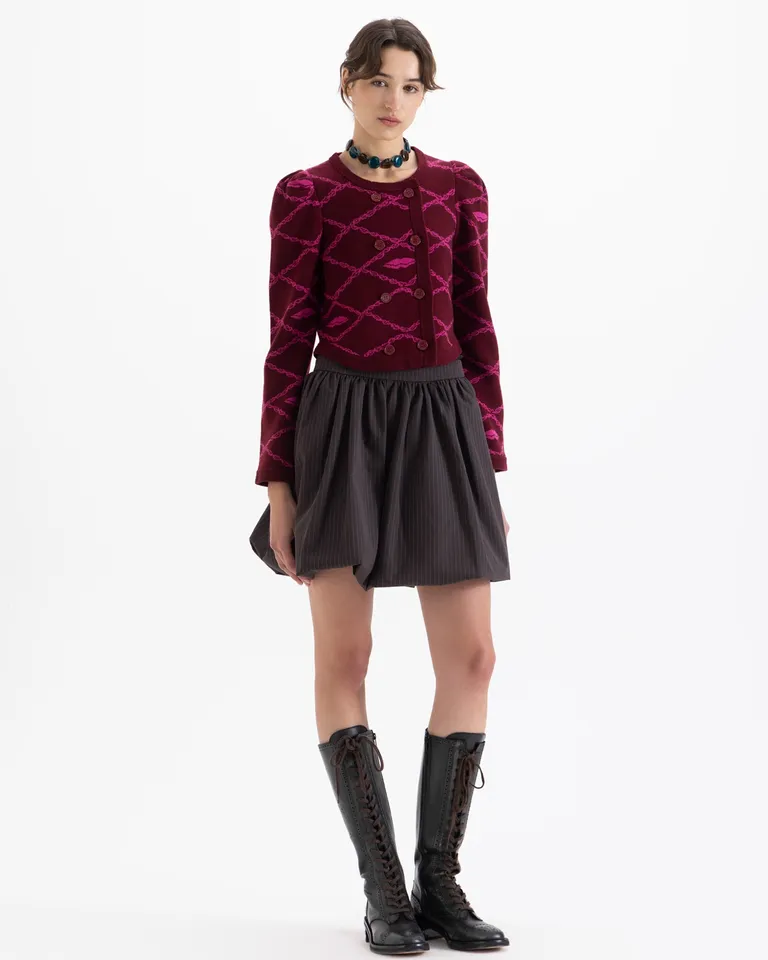 Cardigan corto tejido con diseño jacquard, escote redondo y cierre frontal con botones de Jazmin Chebar en Buzos y Sweaters para argentina