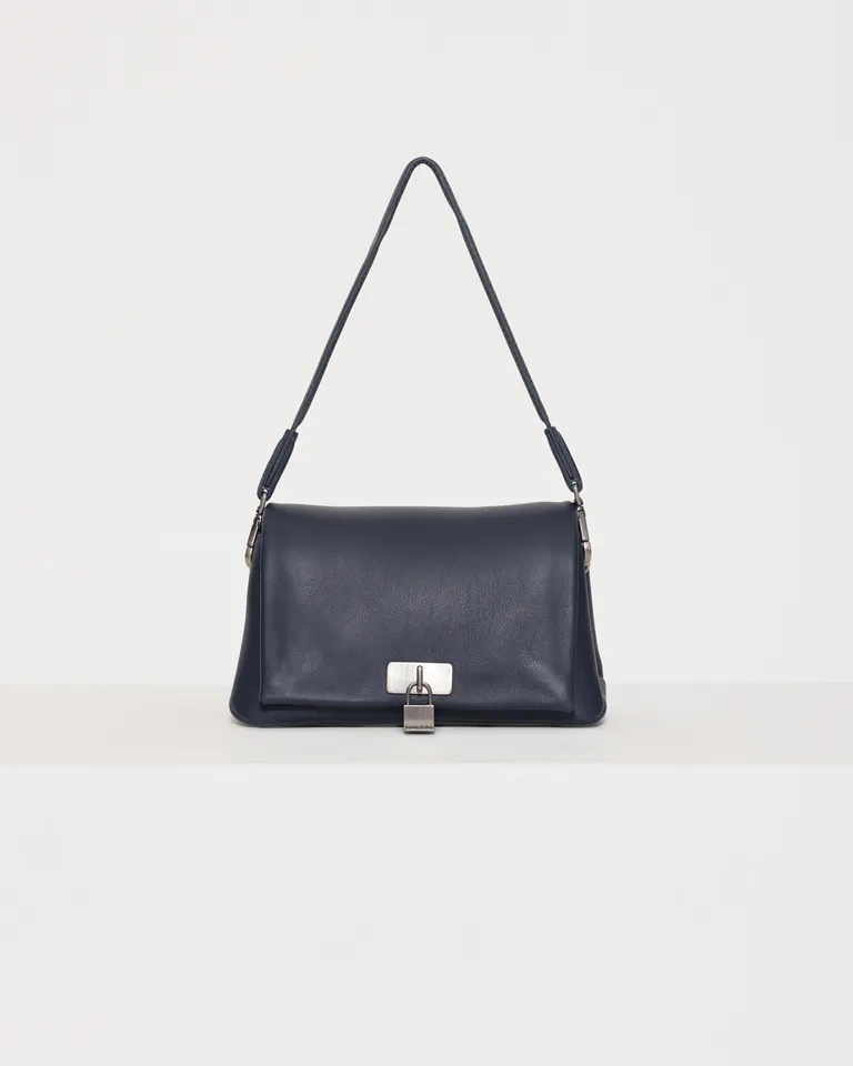 Bandolera de cuero de tamaño intermedio, con cierre magnético y correa desmontable de Jazmin Chebar en Bolsos y Carteras para argentina