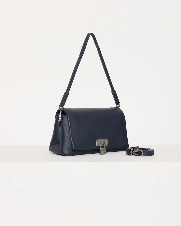 Bandolera de cuero de tamaño intermedio, con cierre magnético y correa desmontable de Jazmin Chebar en Bolsos y Carteras para argentina