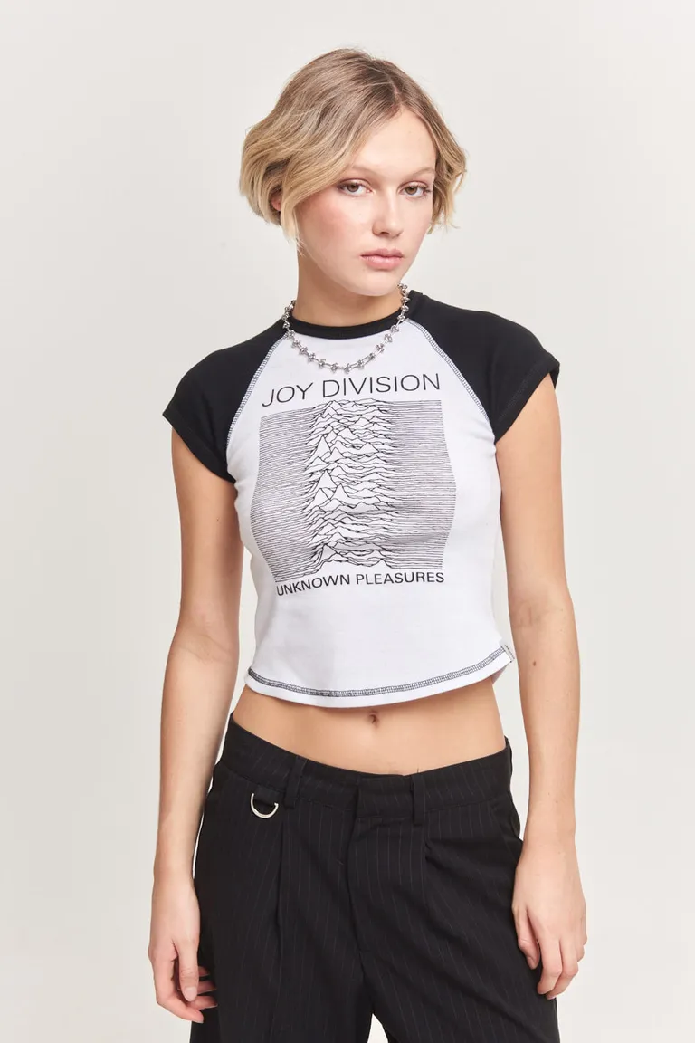 Remera de Mujer Manga Corta a Dos Tonos con Estampa de Joy Division de 47 Street en Remeras para argentina