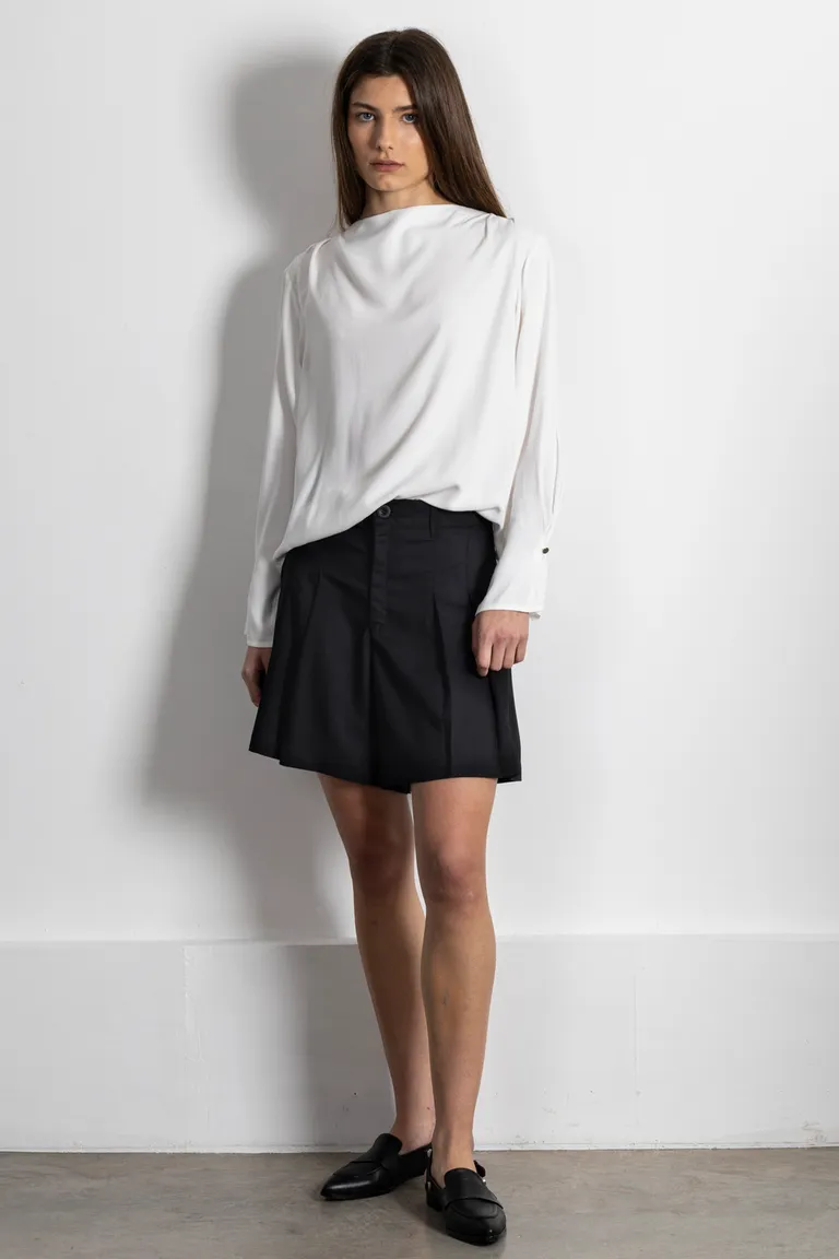 Blusa blanca de manga larga para mujer con diseño sobrio y elegante de Kill en Blusas para argentina