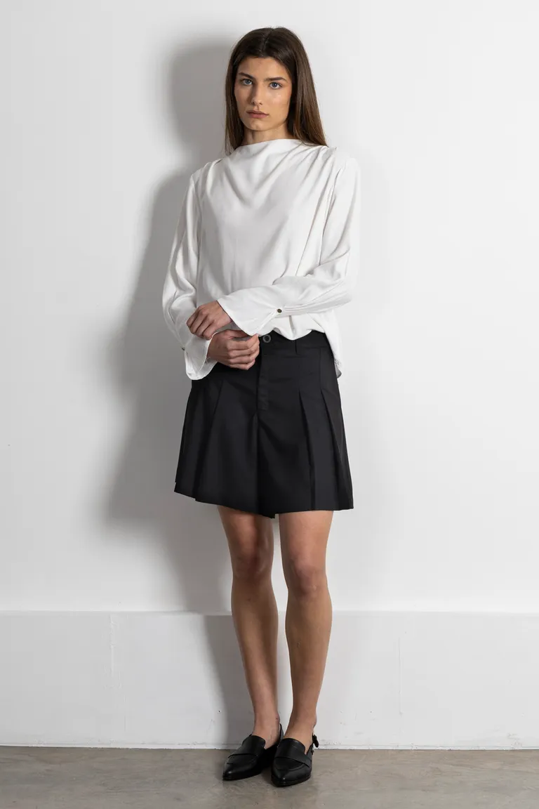 Blusa blanca de manga larga para mujer con diseño sobrio y elegante de Kill en Blusas para argentina