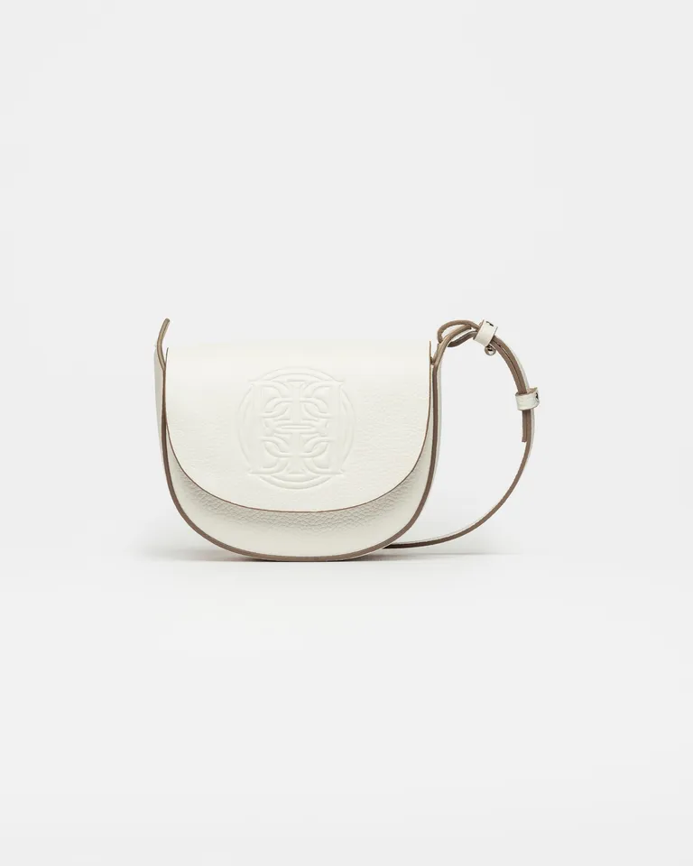 Cartera bandolera de cuero graneado blanca con solapa curva y grabado de logotipo de Prüne en Bolsos y Carteras para argentina