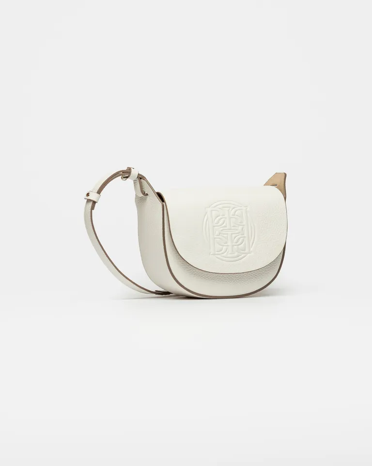 Cartera bandolera de cuero graneado blanca con solapa curva y grabado de logotipo de Prüne en Bolsos y Carteras para argentina