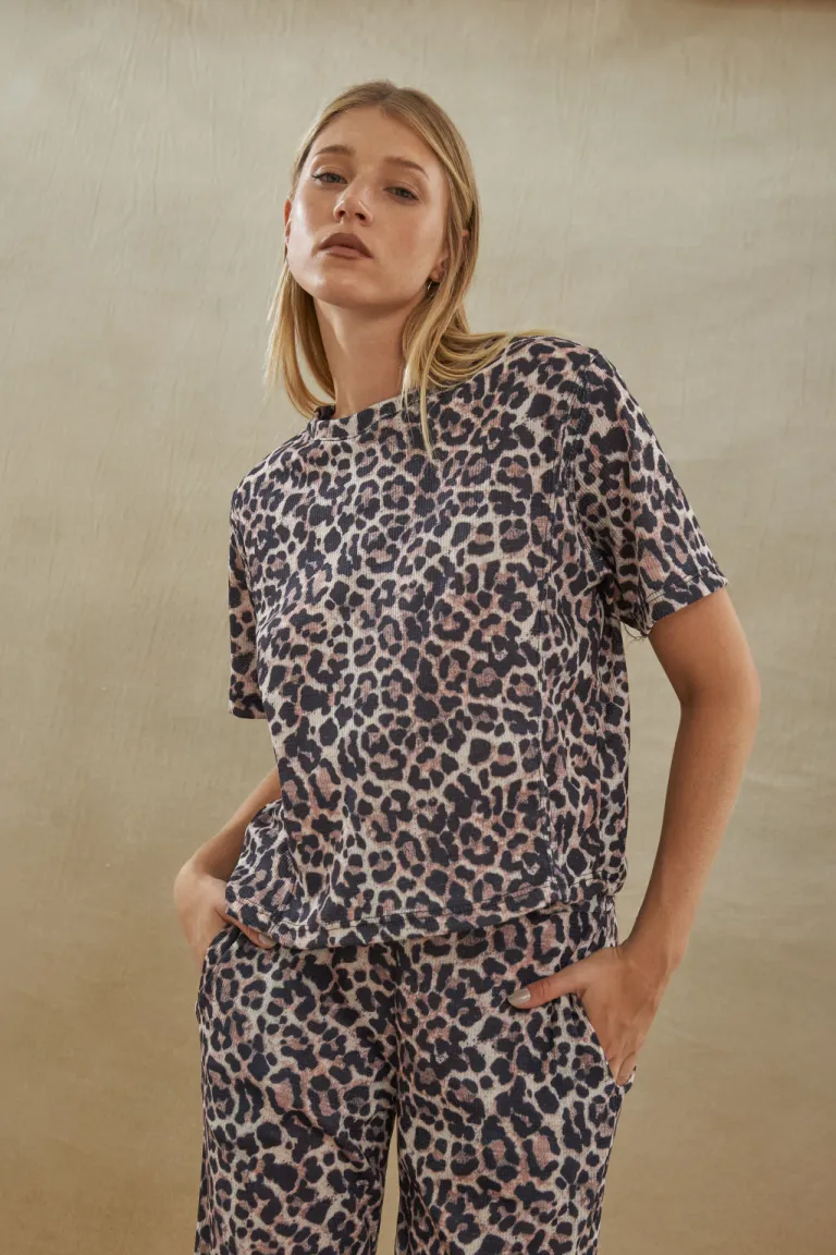 Remera de mujer con estampado de animal print de diseño exclusivo de Apricot en Remeras para argentina