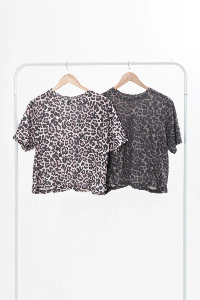 Remera de mujer con estampado de animal print de diseño exclusivo de Apricot en Remeras para argentina