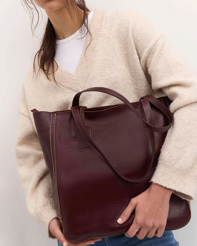 Bolso de mano de cuero vegetal liso con cierre y logo grabado de Prüne en Bolsos y Carteras para argentina