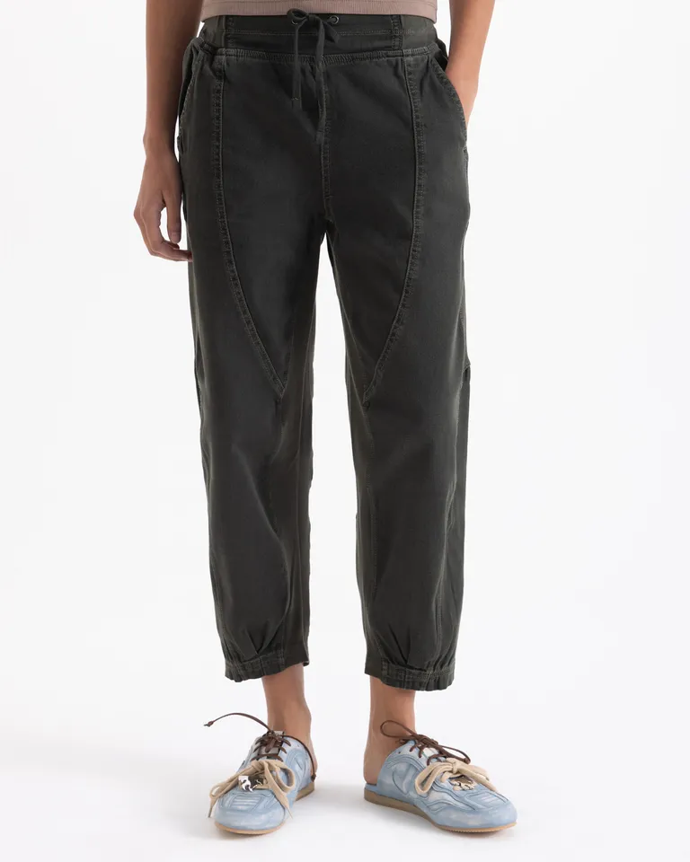 Pantalón babucha de tiro medio con cintura elástica, bolsillos funcionales y ajuste en los tobillos de Jazmin Chebar en Pantalones para argentina