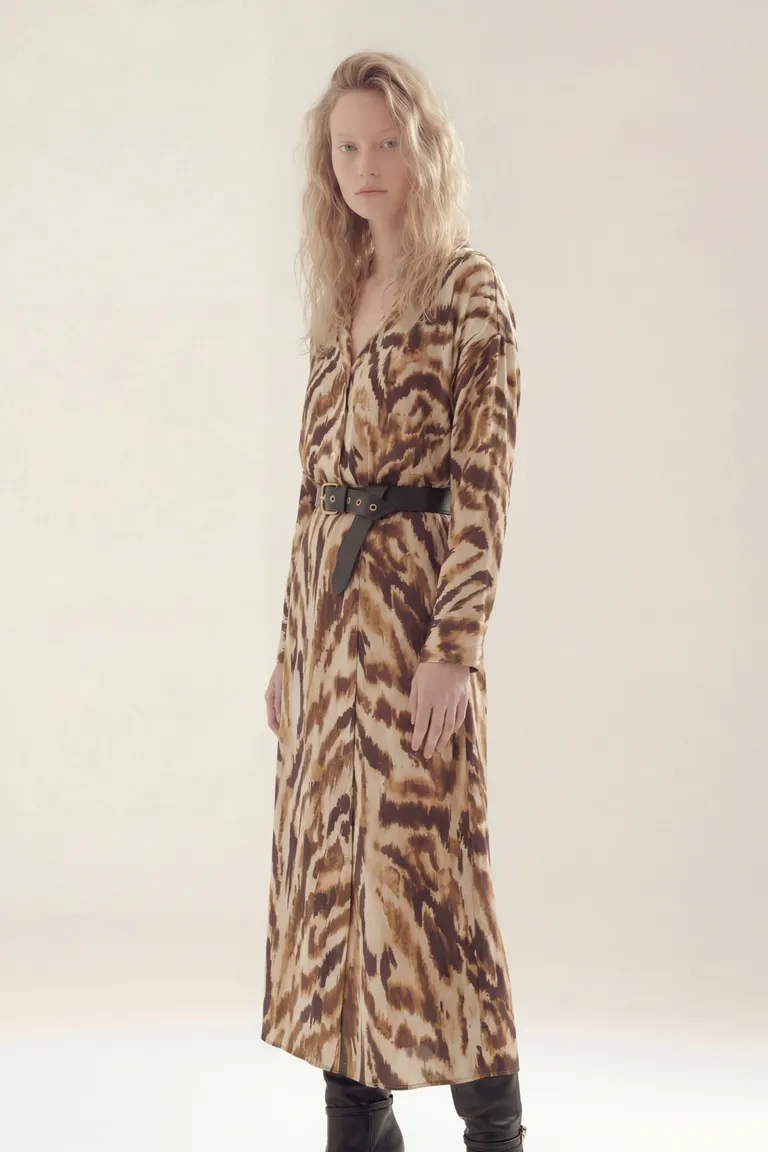 Vestido midi con estampa, cuello camisero, mangas largas y lazo ajustable en la cintura de Akiabara en Vestidos para argentina