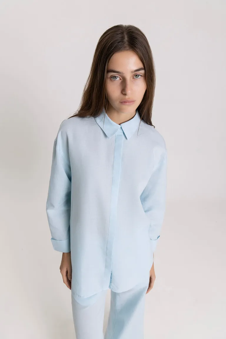Camisa de lino y algodón color celeste con cuello camisero y cartera central de Maria Cher en Camisas para argentina