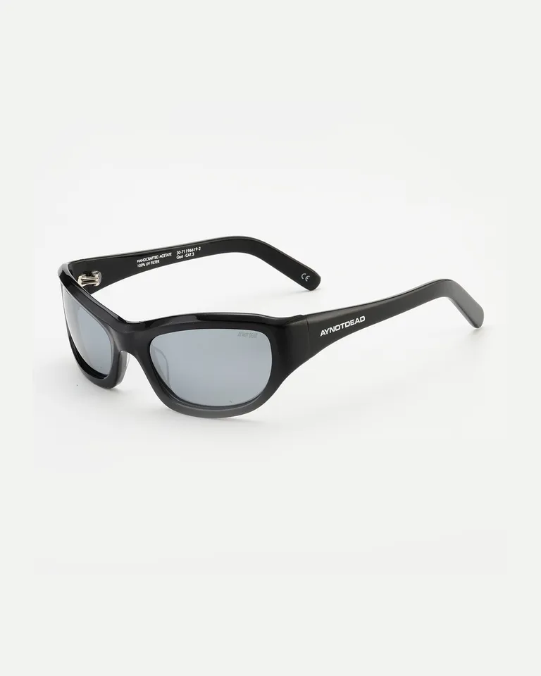 Gafas de sol polarizadas con montura de acetato negro y diseño curvado de Ay Not Dead en Anteojos para argentina