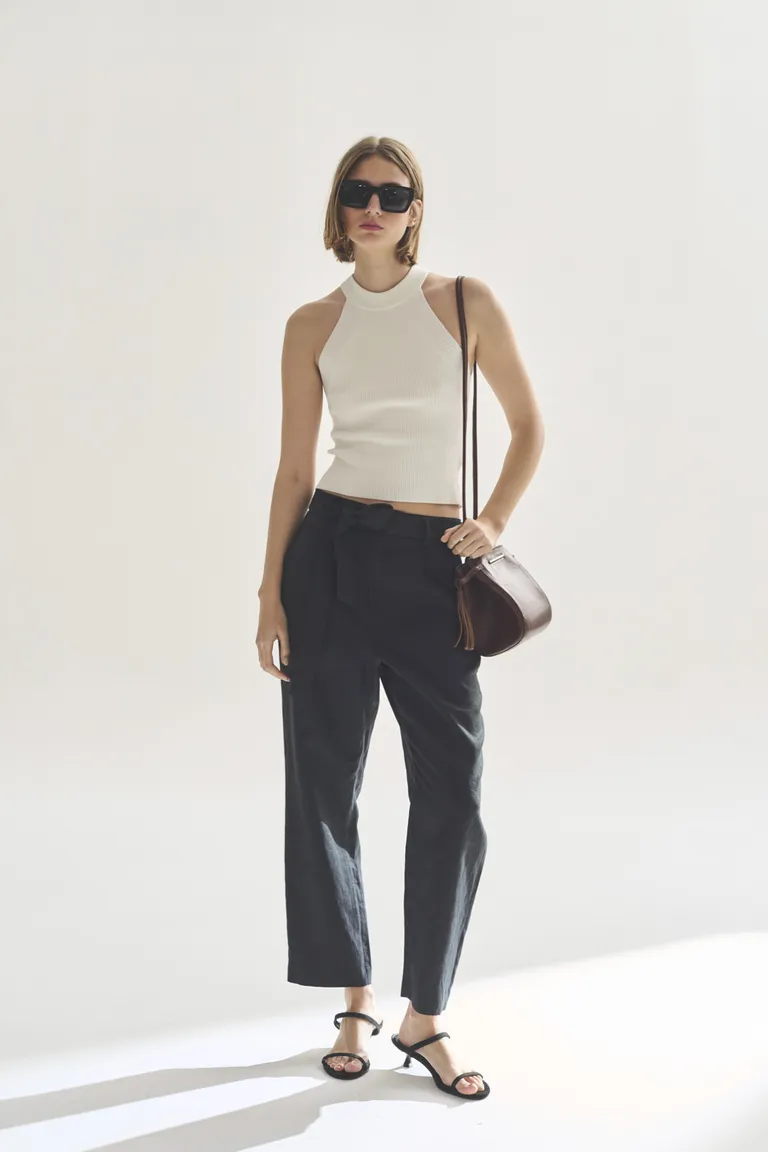 Top sin mangas de color blanco, diseño ajustado y sencillo para vestir con versatilidad de Akiabara en Tops para argentina