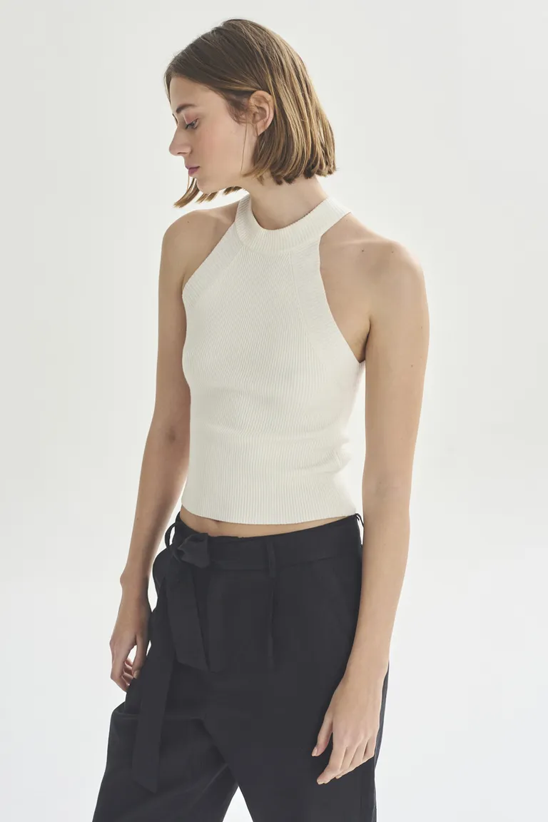 Top sin mangas de color blanco, diseño ajustado y sencillo para vestir con versatilidad de Akiabara en Tops para argentina