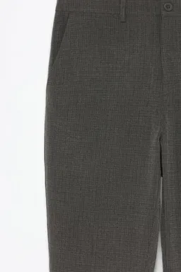 Pantalón sastrero estructurado de Lefties en Pantalones para argentina