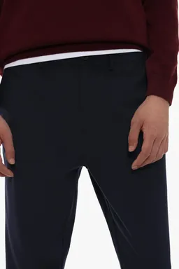 Pantalón sastrero estructurado de Lefties en Pantalones para argentina