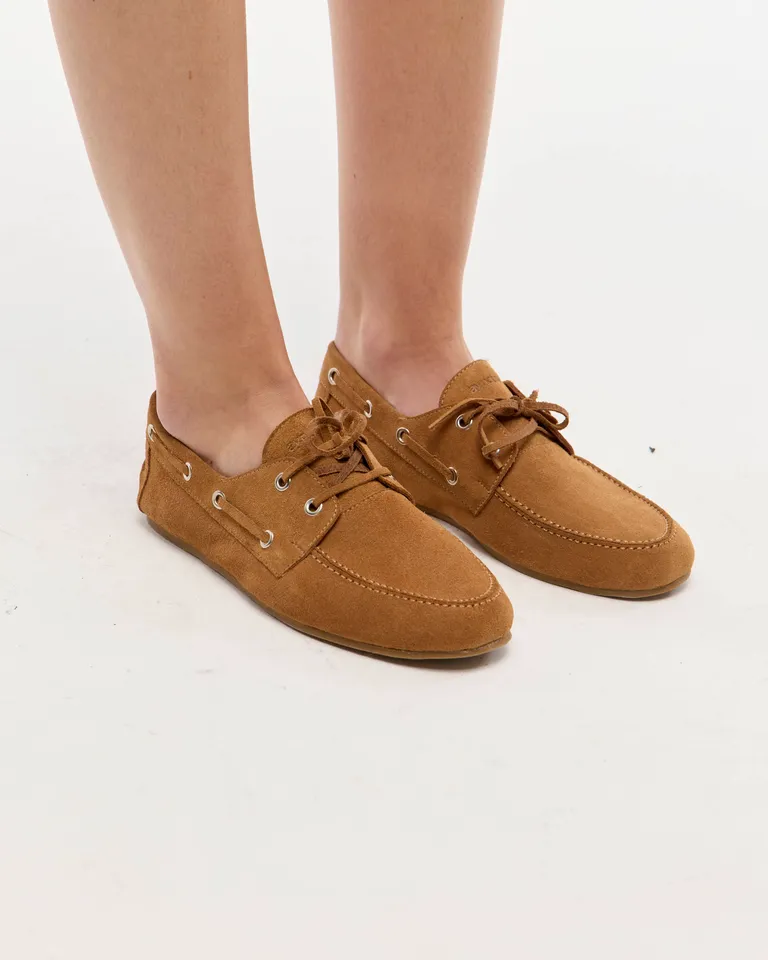 Mocasín náutico de gamuza vacuna con cordones de cuero y suela de goma de Ay Not Dead en Mocasines para argentina