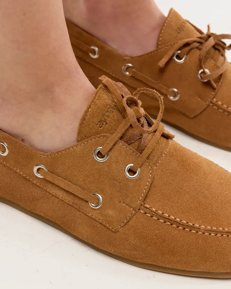 Mocasín náutico de gamuza vacuna con cordones de cuero y suela de goma de Ay Not Dead en Mocasines para argentina