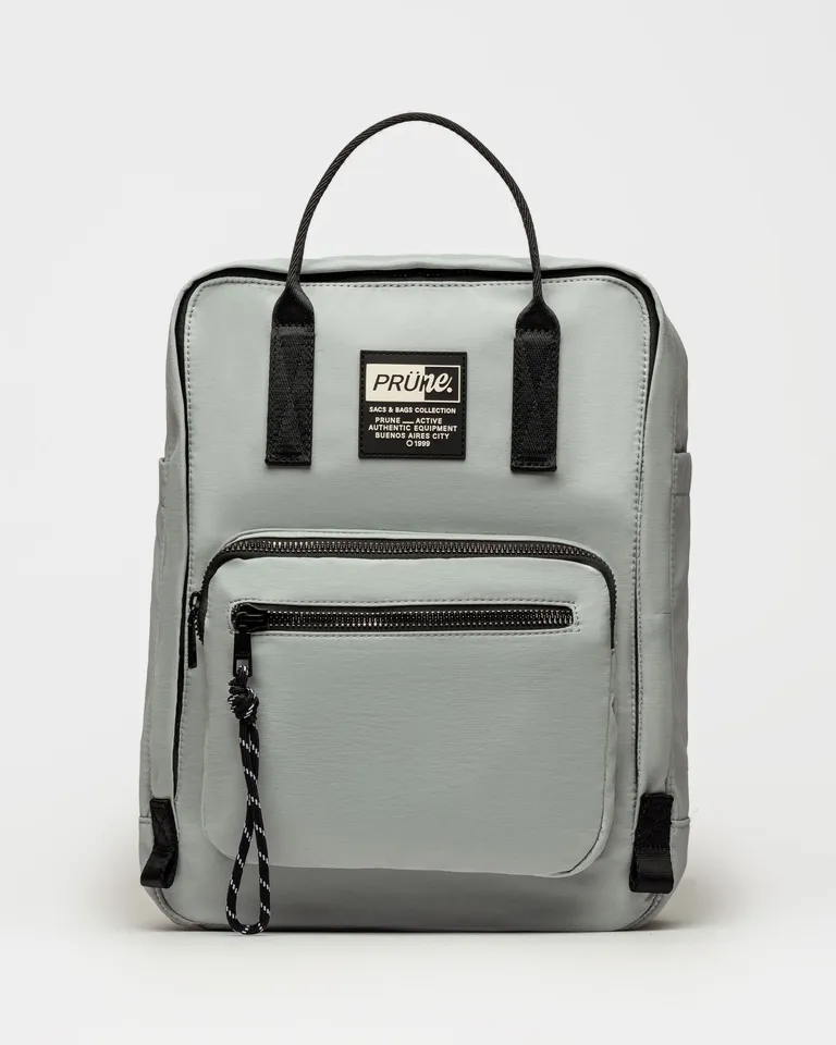 Mochila en nylon con herrajes plateados y diseño utilitario para uso diario de Prüne en Mochilas para argentina