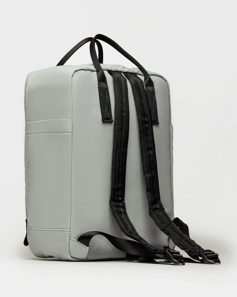 Mochila en nylon con herrajes plateados y diseño utilitario para uso diario de Prüne en Mochilas para argentina